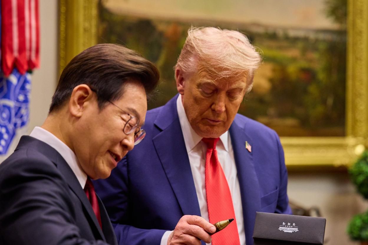 Lee, Trump exchange symbolic gifts at White House – The Korea Times